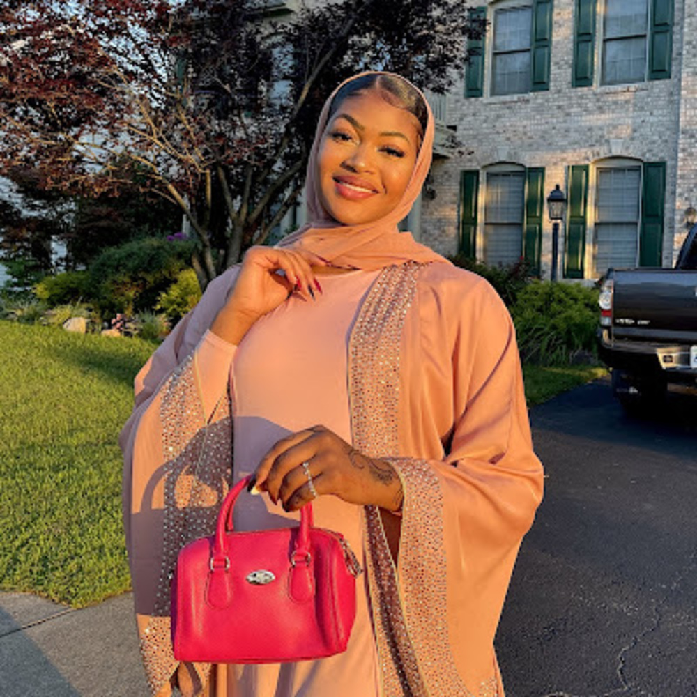 Meet your Posher, Amina